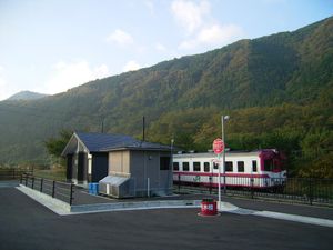 이와테와이나이역에 정차하는 이와이즈미선 열차 (2006년 10월)