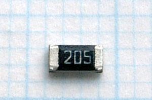 1mm 눈금종이 위의 칩 저항(3216 사이즈)