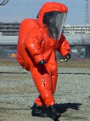 양압식 화학 방호복을 착용한 요코하마시 소방국의 구조대