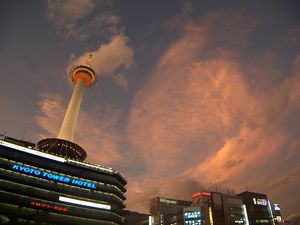 저녁노을에 물든 교토 타워