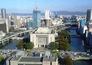 나카노시마를 종단하는 미도스지(왼쪽: 오에바시, 오른쪽: 요도야바시)