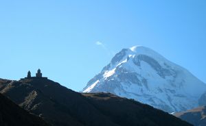 배경에 카즈베크 산이 있는 14세기 조지아 정교회 게르게티 트리니티 교회 건물