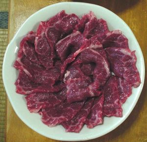 말고기 사시미(말사시). 어패류 이외에도 사용된다.