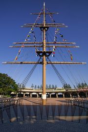 죽지부두공원과 죽지여객터미널(멀리)