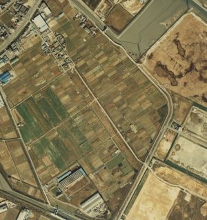 나카시마 비행기 반다 제작소의 활주로 흔적(국토 이미지 정보(컬러 항공 사진)[1982년]:국토교통성 제공). 반다시 추오마치, 나카오쿠다마치 부근. 사진 왼쪽 위에서 오른쪽 아래 방향으로 활주로 흔적이 있다.