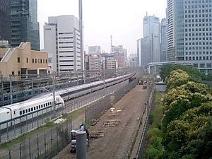 하마마츠초역 자유 통로에서 시오도메 방면을 바라본 모습 (하마마츠초 - 도쿄 화물 터미널, 2006년 7월)