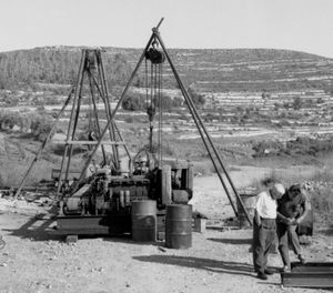 예루살렘 근처 엔 헤메드에서의 관정 시추, 1964년경