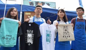 데모시스토의 빅토리아 파크 설날 축제 행사장에서 웡(오른쪽 끝)의 모습