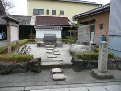 가사마쓰 진야 터의 비석