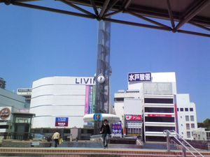 애니메이션 키 비주얼에 그려진 수도역(水戸駅) 북쪽 출구 광장의 시계탑