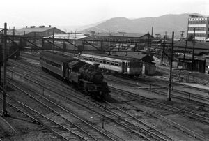 1966년 7월의 고후역, 역내 횡단육교에서 북쪽의 고후 기관구를 촬영