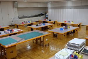 어린이 아틀리에 작업실오픈 스튜디오로서, 골판지 등을 사용한 공작 워크숍이 개최됨