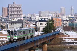 원맨 운전을 실시하는 E127계(2021년 1월 아오야마-세키야 간)