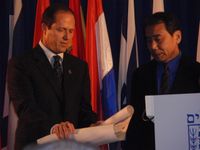 2009년, 예루살렘상 시상식에서 예루살렘 시장 니르 바르카트(왼쪽)와