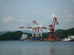 하역 작업을 하는 한국행 선박(흥아해운)