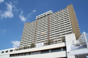 신나가타역 앞에 있는 신나가타역전빌딩. 도시재생기구 신나가타역전단지는 이 건물 위층에 있다.