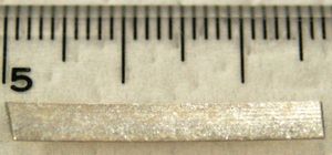 실용적인 응용을 위해 BSCCO는 분말관법을 통해 은 금속과 함께 테이프로 압축된다