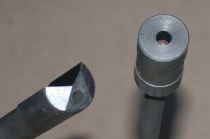 건 드릴 비트의 끝부분, 오일 홀이 보인다