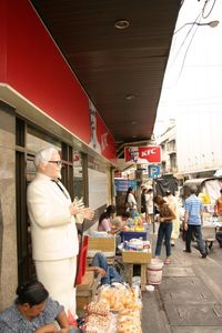 태국 방콕의 KFC에 서 있는 커넬 상