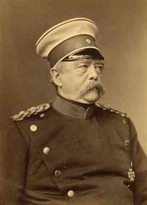 평상복 차림의 오토 폰 비스마르크. 독일에서 견장 노치가 정장용이 되는 것은 제1차 세계 대전 종전 이후이다.