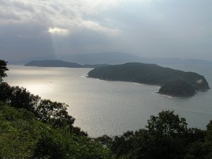 도모가시마(앞에서부터 지노시마, 오키노시마, 그 뒤가 아와지시마)