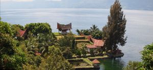 전경에 바탁 건축물이 있는 호수 전망