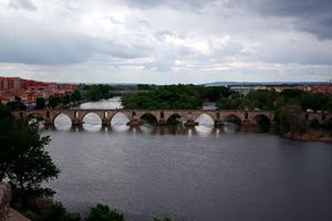두에로 강 위에 세워진 중세 시대 다리