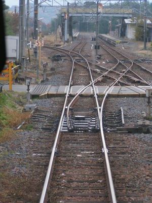 구 인상선에서 스미카와 가도 건널목과 역 구내를 바라본 모습 (2005년 12월 4일)