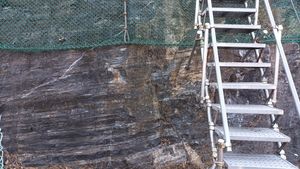 범물터널 동부 회차로 사면에 노출된 노두대구광역시 수성구 지산동 1574 (이하 동일)