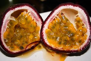 반으로 자른 패션프루트 열매
