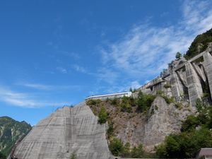 댐에서 전망대를 바라본 모습