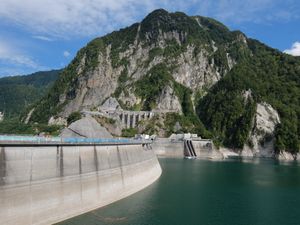 반대편에서 본 전망대와 레스트하우스