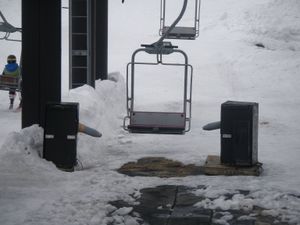 기점 정류장에 설치된, 곤돌라 제설용 블로어(函館七飯スノーパーク, 2018년 3월 촬영)