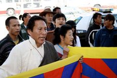 중국 영사관 앞에서 항의하는 사람들 (미국, 샌프란시스코)