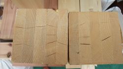 건조로 인해 잘게 갈라진 집성재