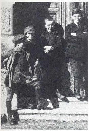 형 볼프강, 두 명의 친구와 함께 찍은 카라얀의 어린 시절