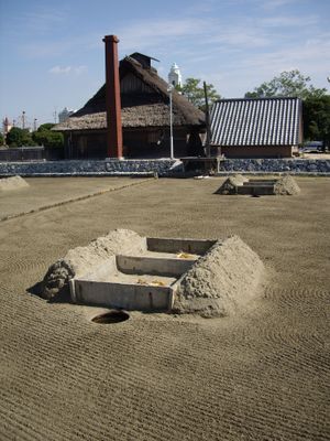 입함식염전의 예 (우타즈 린카이 공원 내 복원 염전)
