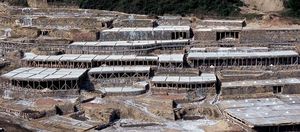 스페인 아냐나 소금 계곡의 태양열 증발식 소금 웅덩이