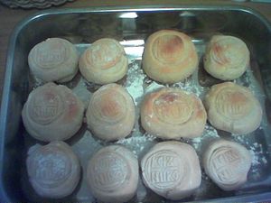 성찬예배에 사용되는 성 빵(프로스포라). 사진에 찍힌 것은 성변화에 사용되는 큰 빵이 아니라, 성찬예배 중의 기억이라 불리는 기도에 사용되는 작은 빵이다. 정교회에서는 무발효 빵을 사용하는 서방 교회와 달리, 발효 빵을 사용한다.