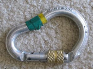 안전장치가 있는 배 모양의 카라비너.