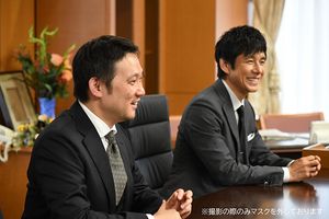 미 아카데미상 수상 보고 회견에 나선 하마구치와 니시지마(2022년)