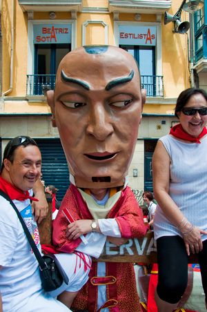 거대한 인형의 일종인 큰 머리의 난쟁이