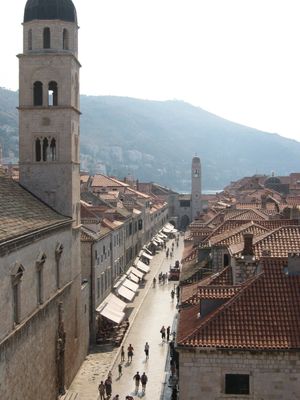 대리석으로 포장된 구시가의 스트라둔(Stradun)