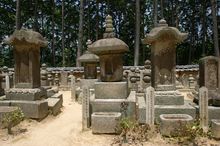 芳徳寺(일본어: ほうとくじ) 경내에 있는 야규 일족의 묘소. 중앙이 야규 미쓰요시의 묘