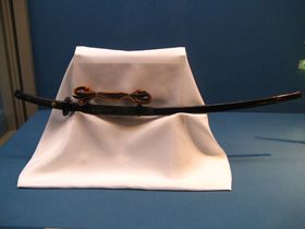 (다치 외장의 예) 흑칠다치 코시라에(黒漆太刀拵)(사자왕의 코시라에), 헤이안 시대, 중요문화재, 도쿄 국립박물관 소장