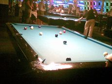 포켓 당구용 테이블. 6곳에 공을 넣는 구멍인 "포켓"이 있다.