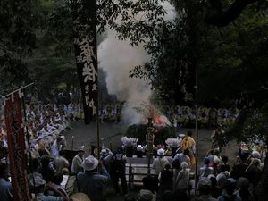 효고현미키시의 가야인에서 매년 10월 둘째 월요일에 산복에 의해 행해지는 채등대호마공