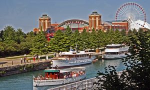 시카고 강 너머로 보이는 네이비 피어