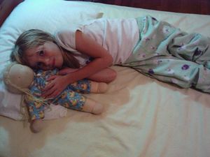 반팔 파자마를 입은 여자아이, 전통적인 인형