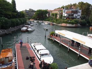 참석자들은 배를 타고 행사장에 도착한다(2010년)